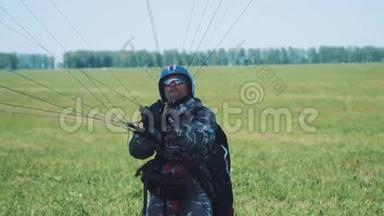 人类正准备乘滑翔伞飞行。 晴天滑翔伞飞行前的人。 在人类滑翔伞之前